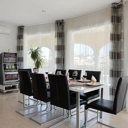 Sleeps 10 Pool Air Con Wifi *
